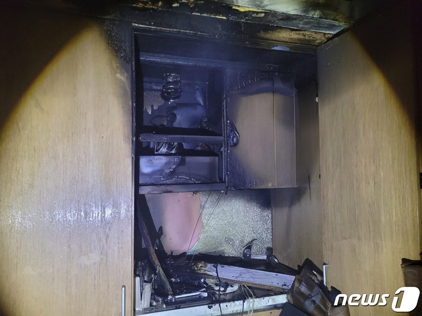 본문 이미지 - 7일 오후 1시13분께 부산 해운대구 한 호텔 객실에서 화재가 발생해 20분만에 진화됐다.(부산소방재난본부 제공)