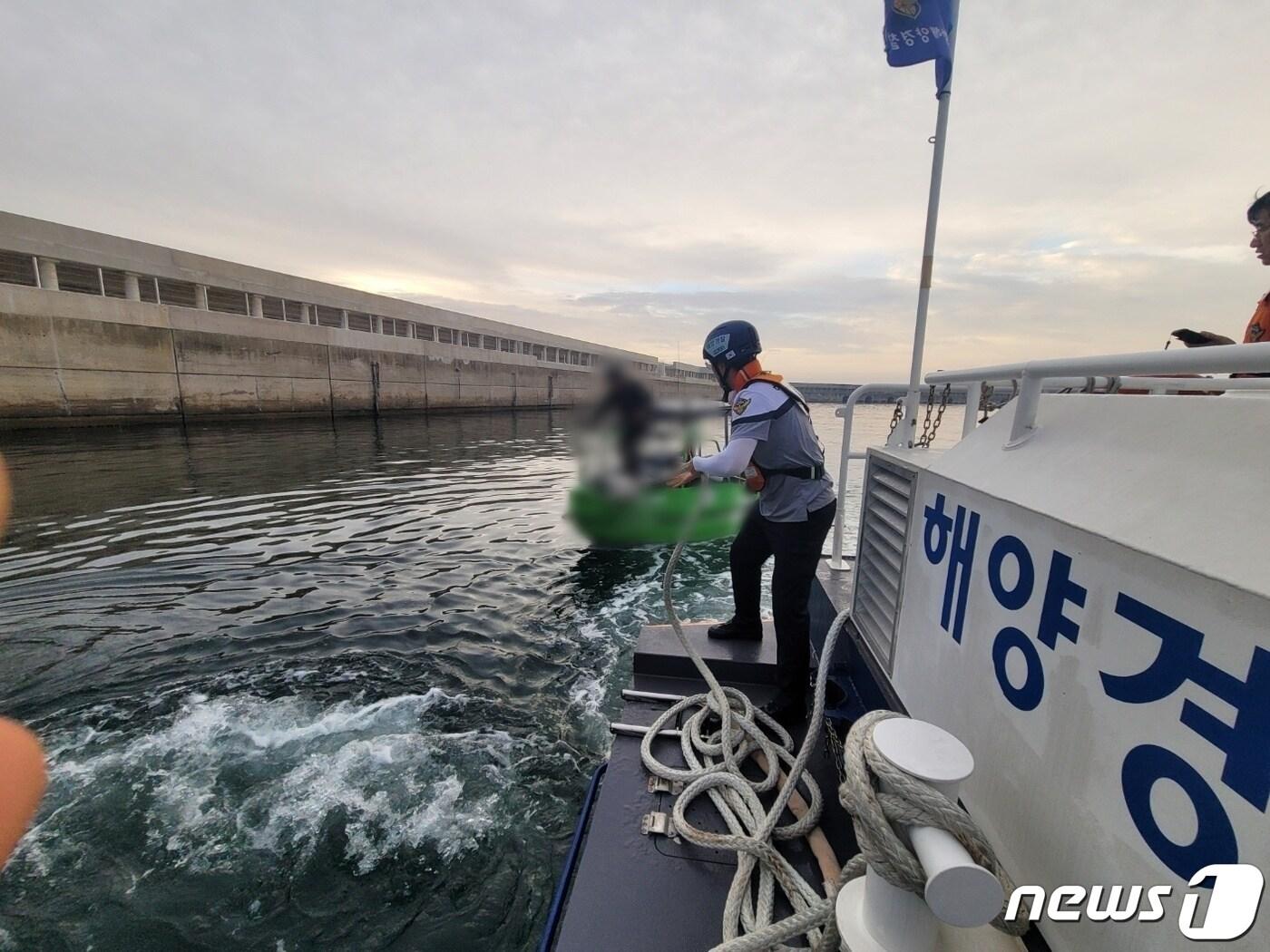 본문 이미지 - 포항해경이 7일 엔진이상으로 표류중인 모터보터를 예인하고 있다. (포항해경 제공) 2023.7.7/뉴스1