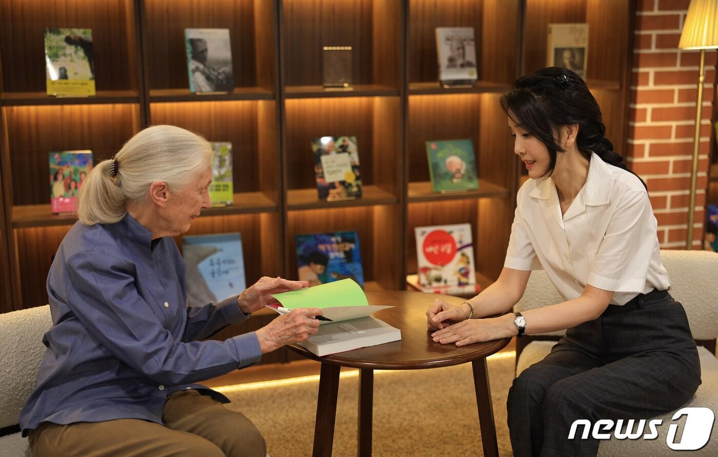 김건희 여사가 지난해 7월 7일 오후 서울 용산어린이정원 용산서가에서 영장류학자이자 환경운동가인 제인 구달(Jane Goodall) 박사를 만나 박사의 신간 저서에 사인을 받고 있다. ⓒ News1 안은나 기자