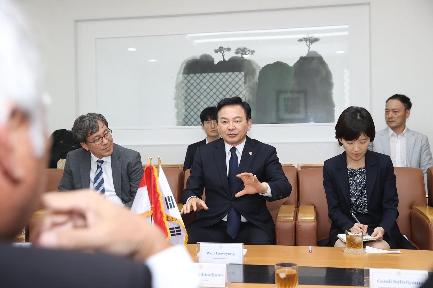 본문 이미지 - 원희룡 국토교통부 장관이 7일 서울에서 바수끼 하디물로노(Basuki Hadimuljono) 인도네시아 공공사업주택부 장관을 만나 이야기를 나누고 있다./국토부 제공
