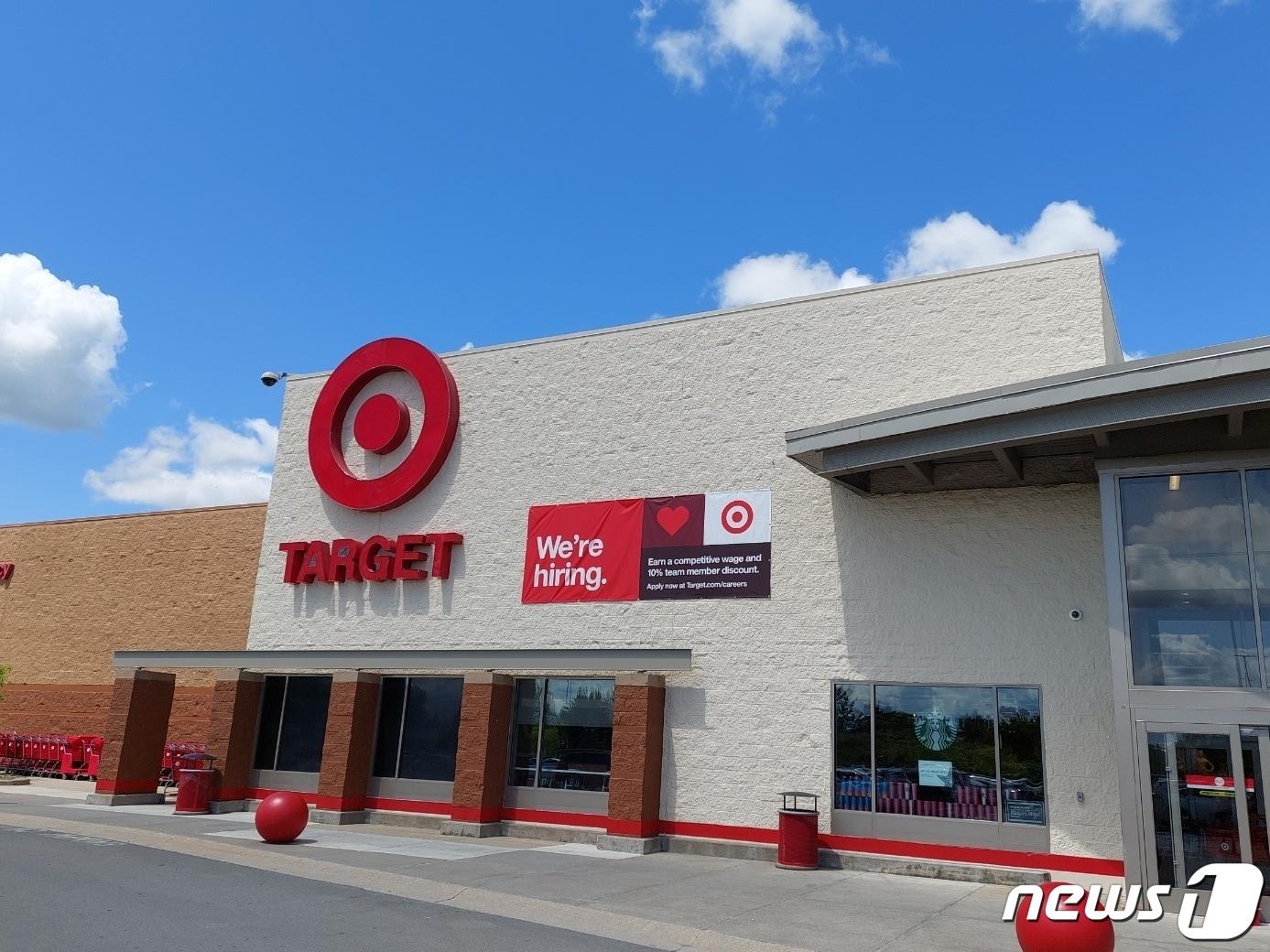 본문 이미지 - 미국 메인주에 있는 대형유통체인 '타겟(Target)'에서 채용 공고를 하고 있다. ⓒ News1 김현 특파원