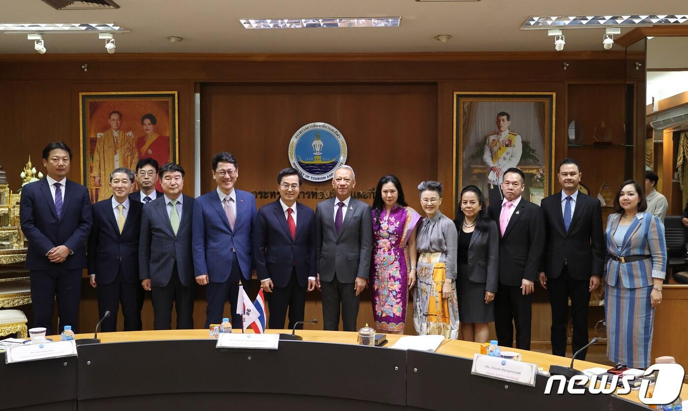김동연 경기도지사가 한국-태국 수교 65주년이자 한국-태국 상호 방문의 해(2023~2024년)를 맞아 피팟 라차킷프라칸(Phiphat Ratchakitprakarn) 태국 관광체육부장관과 만나 경기도-태국 관광 상호교류 활성화를 논의했다.(경기도 제공)