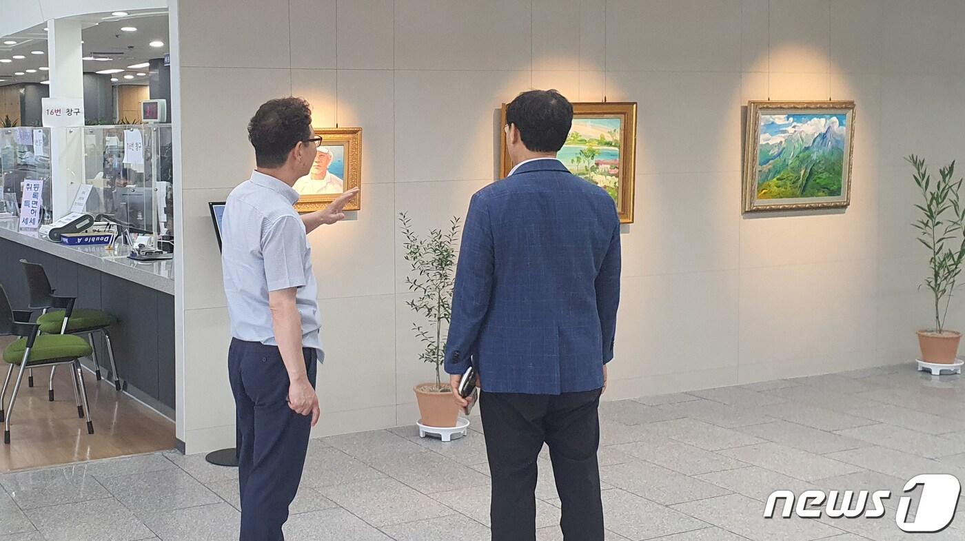 경산시청 본관 로비에 마련된 작은 미술관 (경산시 제공) 2023.7.8/뉴스1