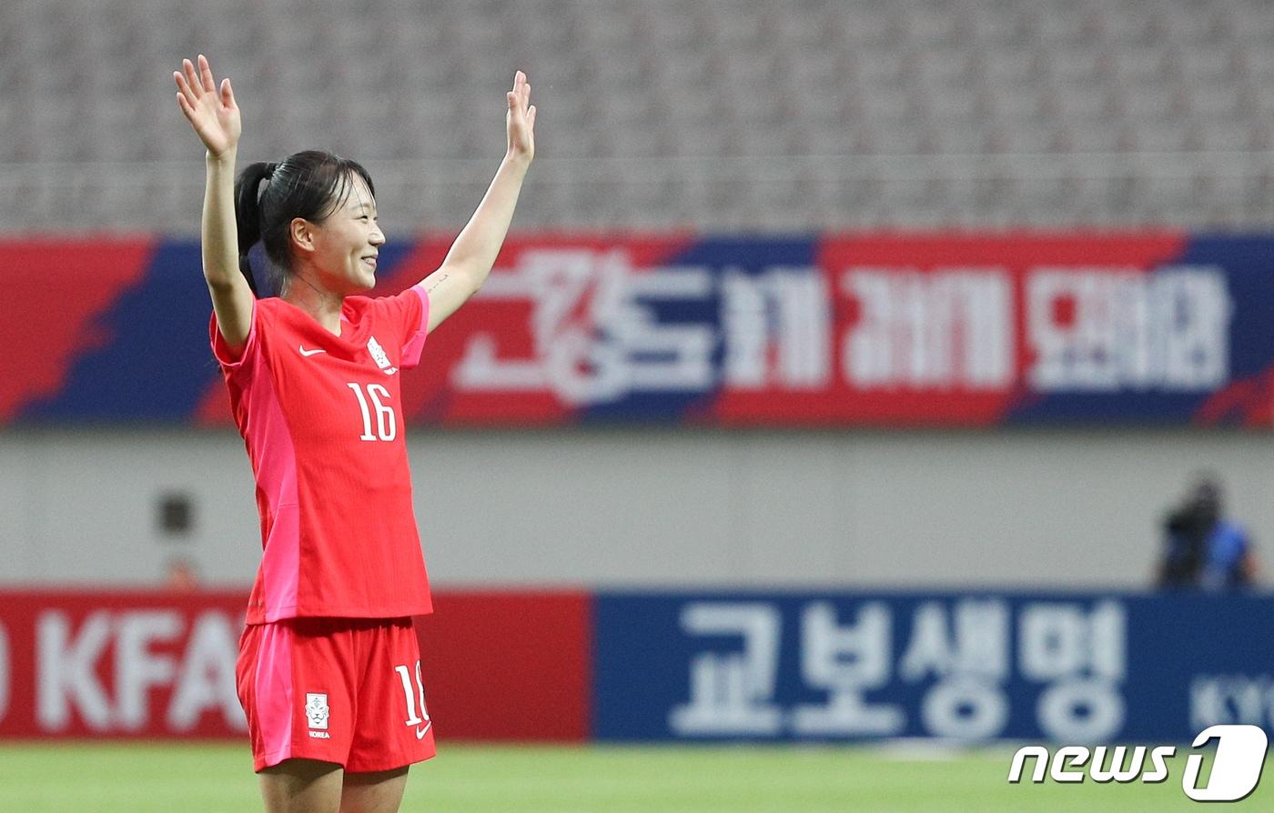 본문 이미지 - 장슬기가 8일 서울 마포구 상암동 서울월드컵경기장에서 열린 대한민국 여자축구 대표팀과 아이티의 평가전에서 중거리 역전골을 넣은 뒤 기뻐하고 있다. 2023.7.8/뉴스1 ⓒ News1 허경 기자