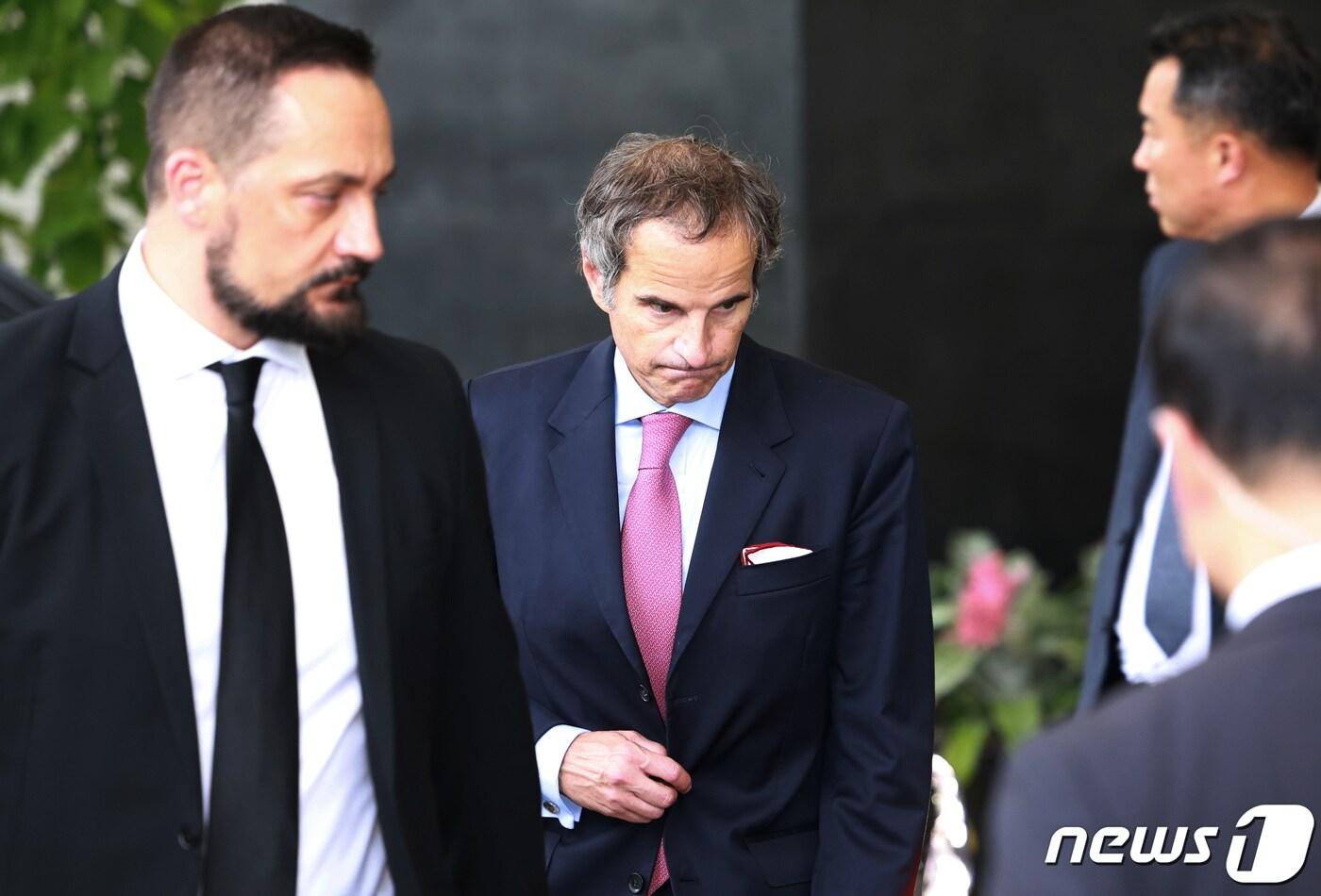 본문 이미지 - 라파엘 그로시 국제원자력기구(IAEA) 사무총장이 8일 서울 종로구 외교부청사에서 박진 외교부 장관과 면담을 마친 후 이동하고 있다. (공동취재) 2023.7.8/뉴스1 ⓒ News1 유승관 기자