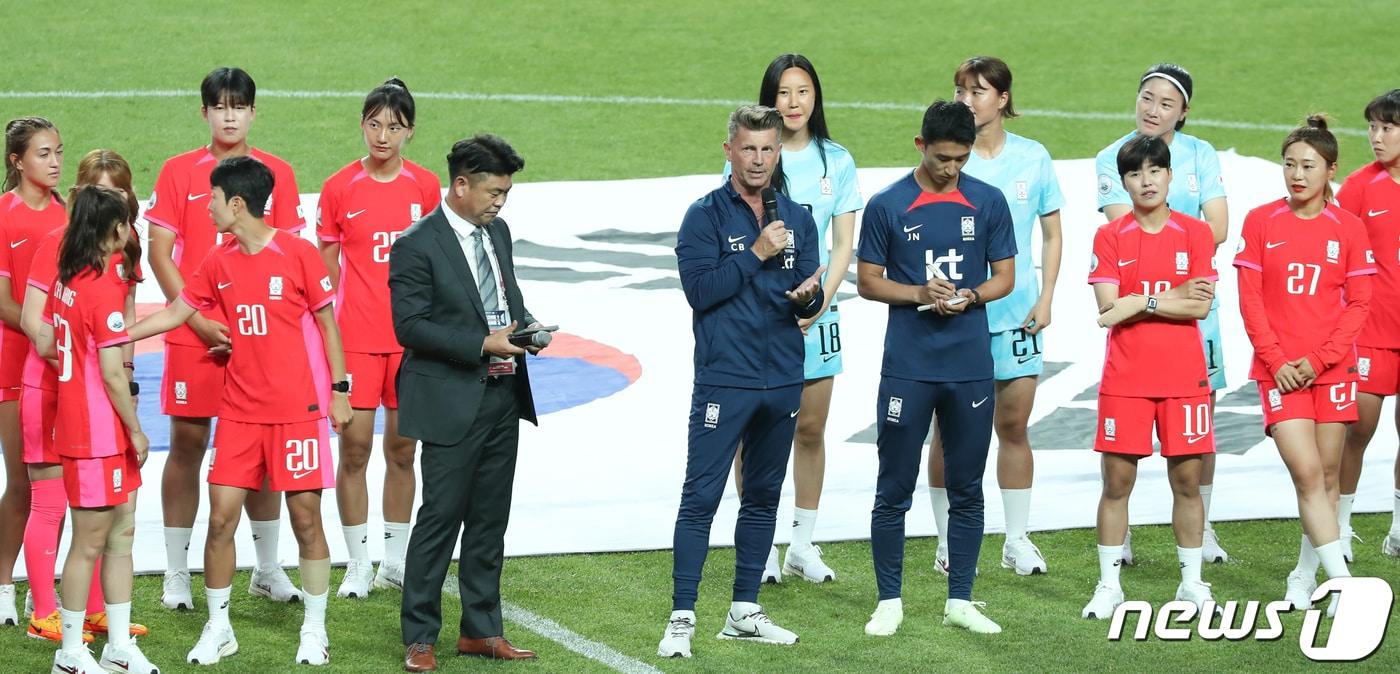 본문 이미지 - 콜린 벨 여자 축구 국가대표팀 감독이 8일 서울 마포구 상암동 서울월드컵경기장에서 열린 2023 FIFA 호주‧뉴질랜드 여자월드컵 출정식에서 인사말을 하고 있다. 2023.7.8/뉴스1 ⓒ News1 허경 기자
