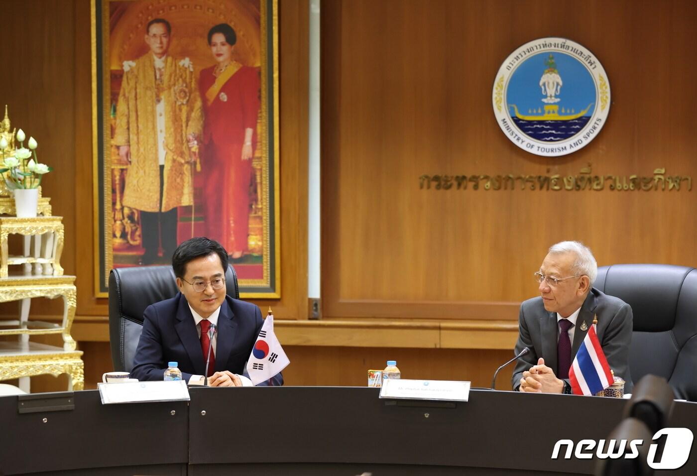 본문 이미지 - 김동연 경기도지사는 한국-태국 수교 65주년이자 한국-태국 상호 방문의 해(2023~2024년)를 맞아 피팟 라차킷프라칸(Phiphat Ratchakitprakarn) 태국 관광체육부장관을 만나 경기도-태국 관광 상호교류 활성화를 논의했다.(경기도 제공)