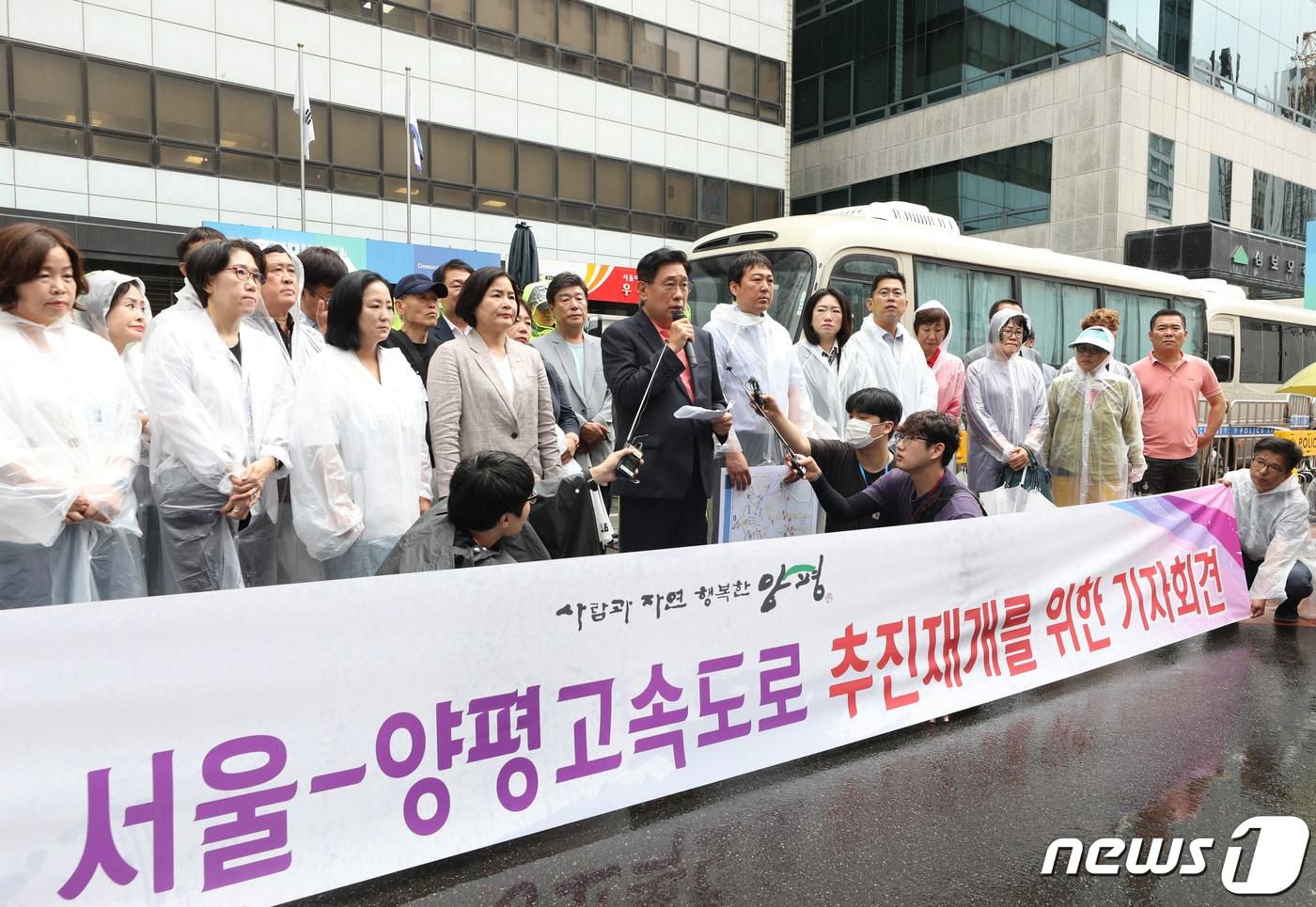 본문 이미지 - 전진선 경기 양평군수가 서울 여의도 더불어민주당사 앞에서 가진 서울-양평고속도로 추진 재개를 위한 기자회견에서 발언하고 있다. 2023.7.9 ⓒ 뉴스1 신웅수 기자