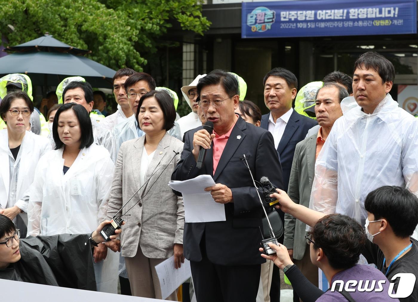 본문 이미지 - 전진선 양평군수가 2023년 7월 9일 오전 서울 여의도 더불어민주당사 앞에서 가진 서울-양평고속도로 추진 재개를 위한 기자회견에서 발언하고 있다. 2023.7.9 ⓒ 뉴스1 신웅수 기자