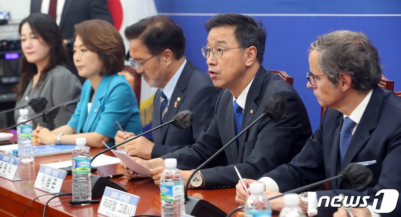 본문 이미지 - 위성곤 더불어민주당 후쿠시마 원전오염수 해양투기저지 대책위원회 위원장이 9일 오전 서울 여의도 국회에서 열린 라파엘 그로시 국제원자력기구(IAEA) 사무총장과의 면담에서 모두발언을 하고 있다. 2023.7.9/뉴스1 ⓒ News1 황기선 기자