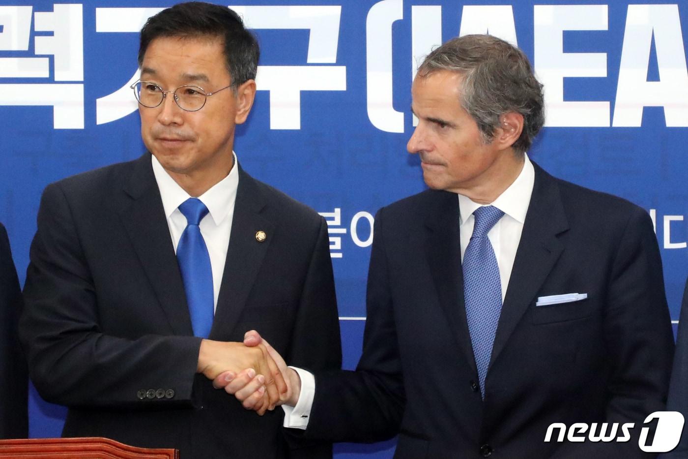 본문 이미지 - 라파엘 그로시 국제원자력기구(IAEA) 사무총장과 위성곤 더불어민주당 후쿠시마 원전오염수 해양투기저지 대책위원회 위원장이 9일 오전 서울 여의도 국회에서 면담을 앞두고 악수하고 있다./뉴스1 ⓒ News1 황기선 기자