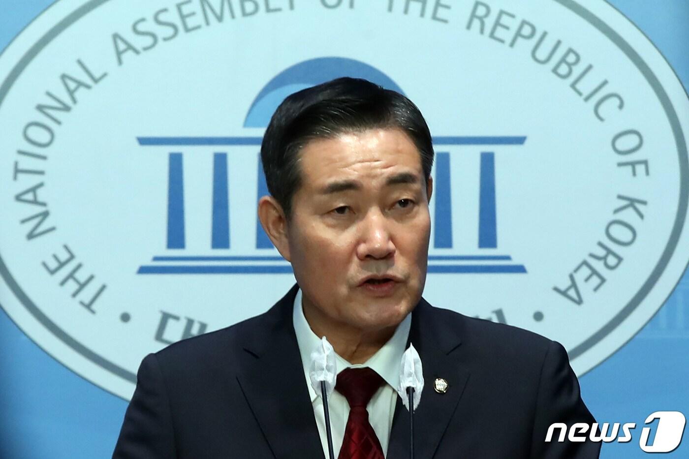 본문 이미지 - 신원식 국민의힘 의원이 9일 오후 서울 여의도 국회 소통관에서 '문재인 정권 사드 정상화 방해 진실 규명 촉구' 국민의힘 국방위원 합동 기자회견을 하고 있다. 2023.7.9/뉴스1 ⓒ News1 황기선 기자