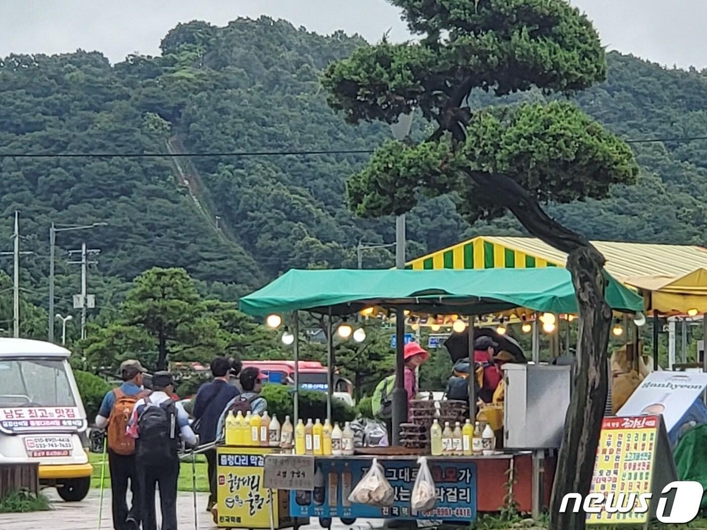 본문 이미지 - 9일 낮 강원 원주시 간현관광지의 한 식당 주변에서 여행객들이 이동하고 있다. 2023.7.9/뉴스1 신관호 기자