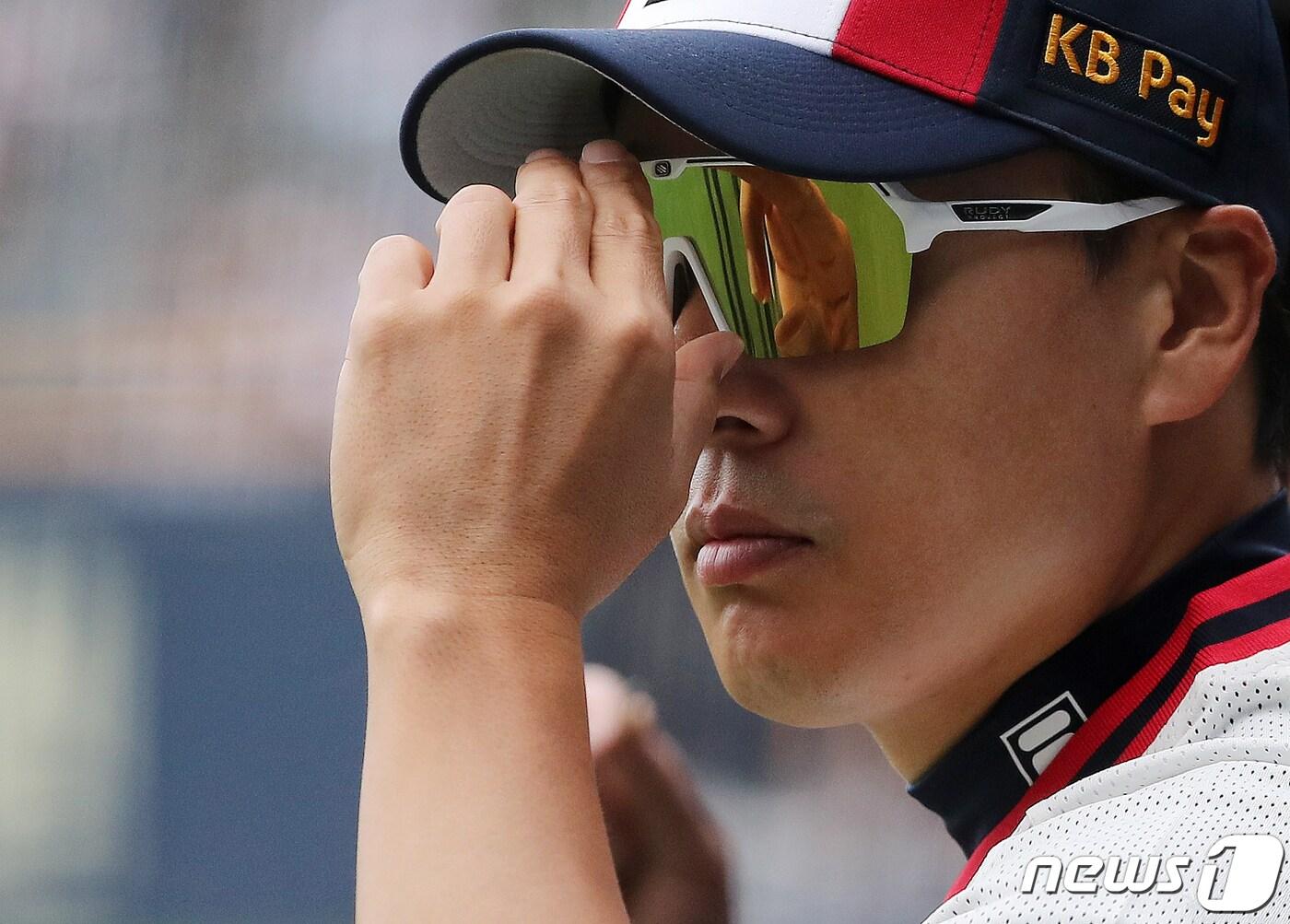 본문 이미지 - 9일 오후 서울 송파구 잠실야구장에서 열린 2023 신한 SOL KBO리그 키움 히어로즈와 두산 베어스의 경기, 두산 이승엽 감독이 그라운드를 응시하고 있다. 2023.7.9/뉴스1 ⓒ News1 김진환 기자