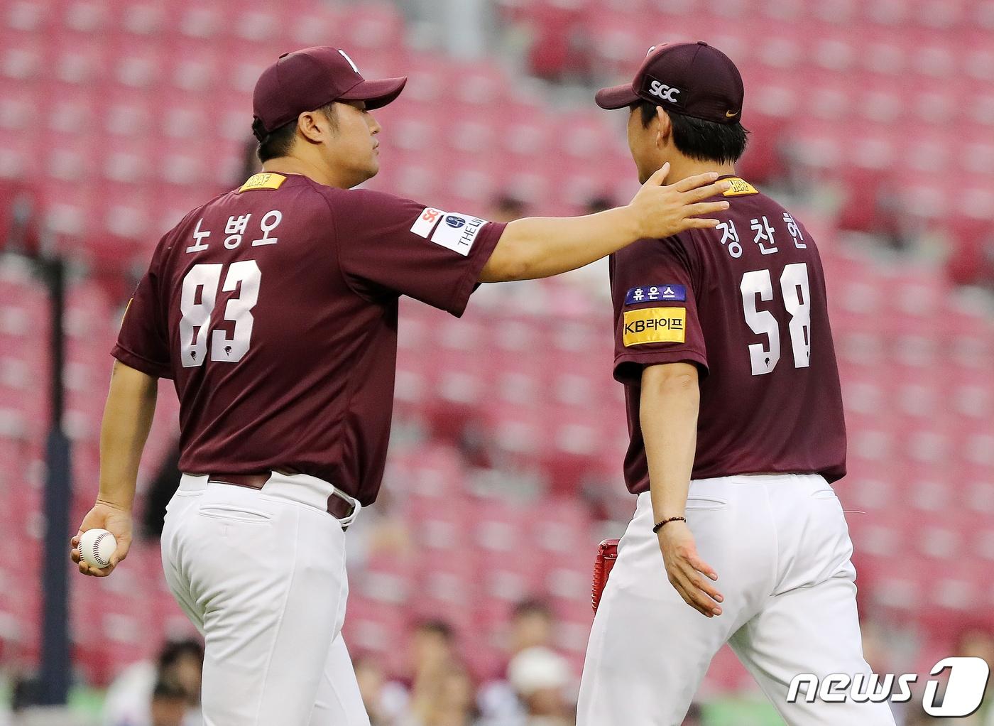 본문 이미지 - 9일 오후 서울 송파구 잠실야구장에서 열린 2023 신한 SOL KBO리그 키움 히어로즈와 두산 베어스의 경기, 키움 선발 정찬헌이 4회말 2사 1루에서 강판되고 있다. 2023.7.9/뉴스1 ⓒ News1 김진환 기자