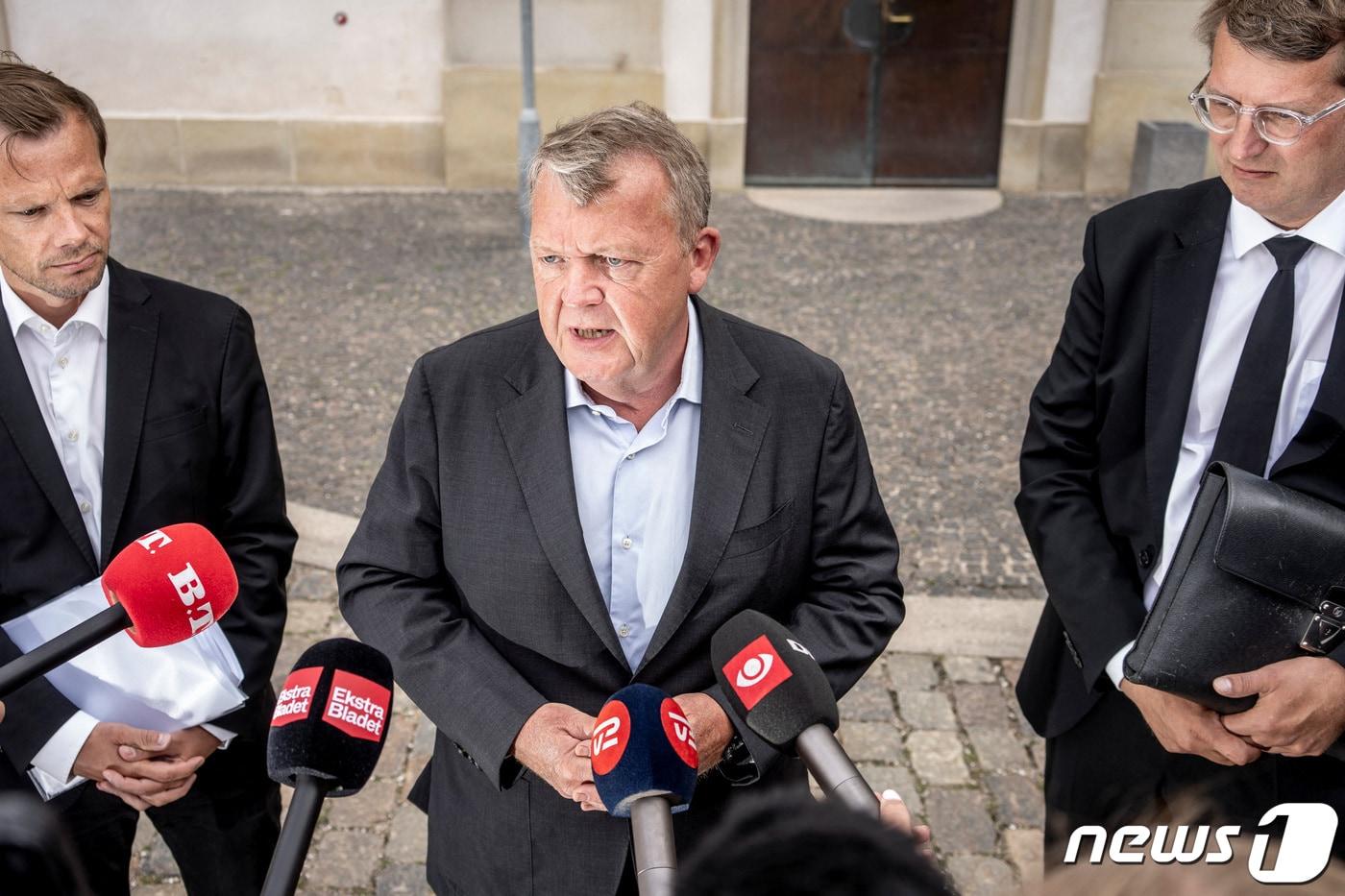 라르스 뢰케 라스무센 덴마크 외무장관(가운데)이 기자들 질문에 답하고 있다. 2023.07.31/ ⓒ 로이터=뉴스1 ⓒ News1 임윤지 기자