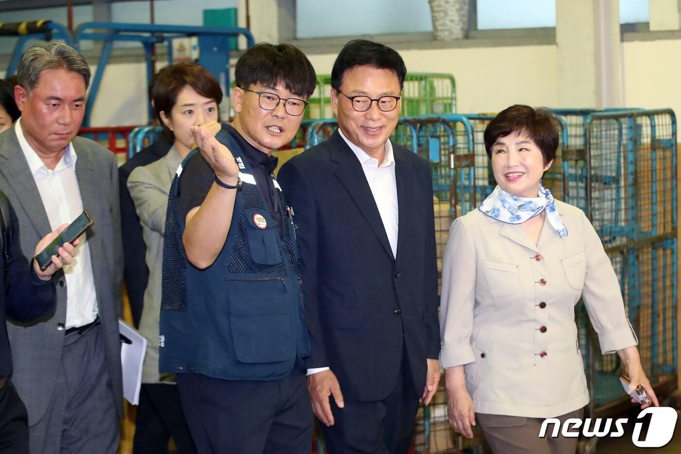 본문 이미지 - 박광온 더불어민주당 원내대표가 1일 오전 서울 광진구 동서울우편물류센터를 찾아 폭염 속 택배 노동현장을 살펴보고 있다. 2023.8.1/뉴스1 ⓒ News1 황기선 기자