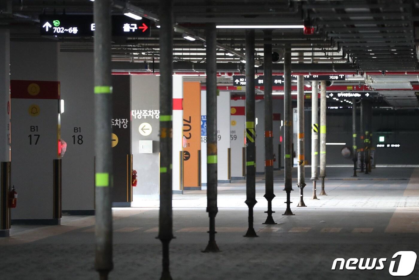 1일 경기 오산시 청학동 오산세교2 A6블록 아파트 지하주차장에 잭서포트(하중분산 지지대)가 설치돼 있다. 2023.8.1/뉴스1 ⓒ News1 김영운 기자