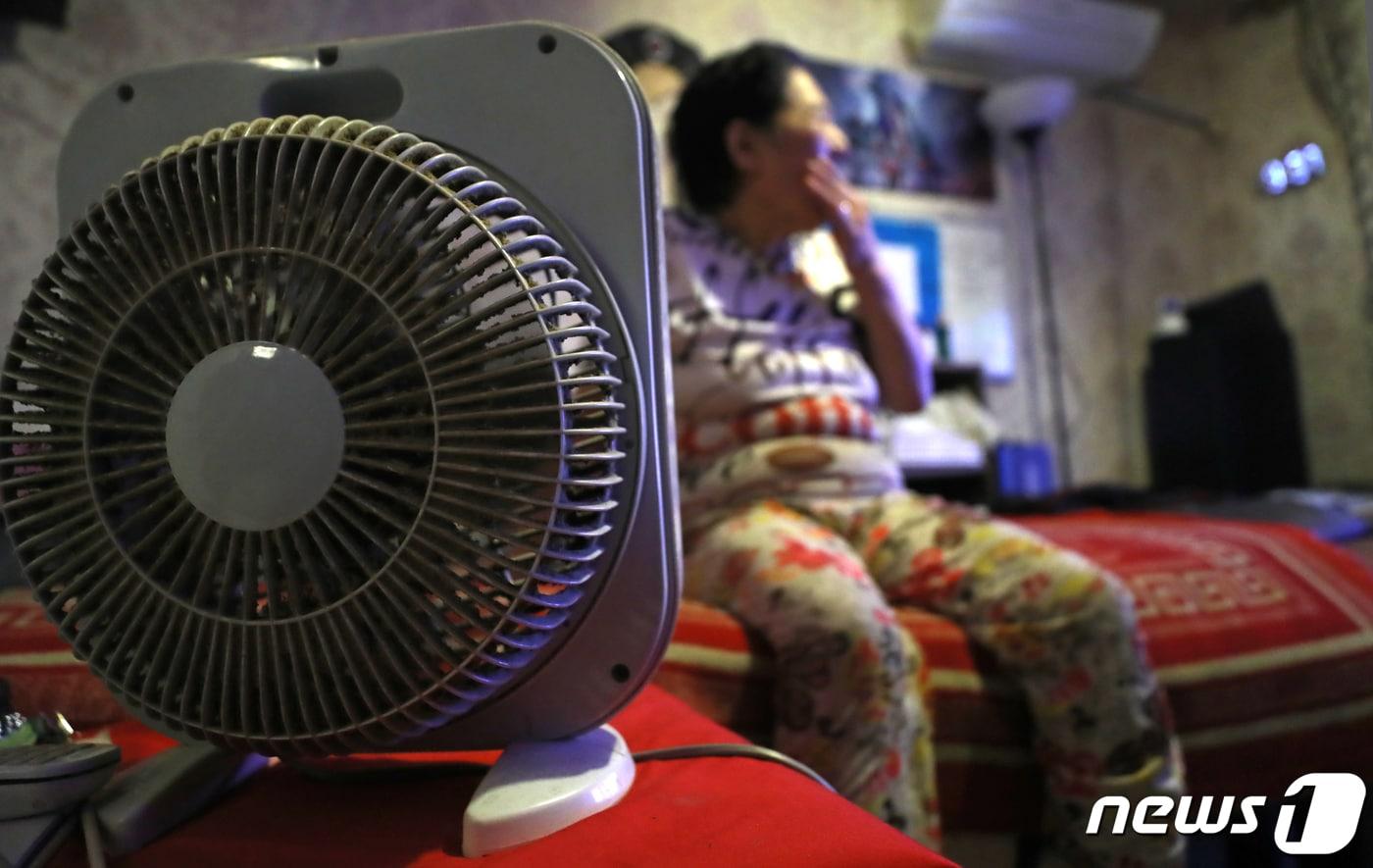 불볕더위로 전국에 폭염특보가 내려진 1일 서울 용산구의 한 쪽방촌에서 어르신이 선풍기에 의지해 더위를 견디고 있다. 2023.8.1/뉴스1 ⓒ News1 장수영 기자