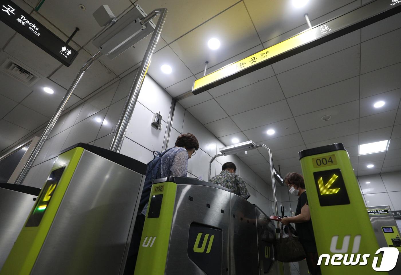 서울 동대문구 신설동역 우이신설선에 개찰구를 통과하면 자동으로 요금이 결제되는 '태그리스' 개찰구가 설치돼 있다.  2023.8.1/뉴스1 ⓒ News1 