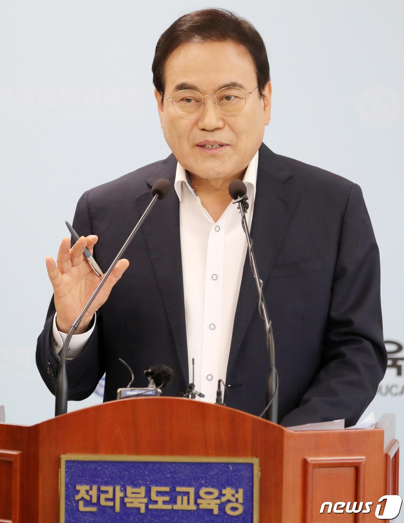 본문 이미지 - 서거석 전북교육감이 1일 전북 전주시 전북교육청에서 "교권, 확실히 지키겠습니다＂를 주제로 교육활동 보호를 위한 방안 발표를 하고 있다. 2023.8.1/뉴스1 ⓒ News1 유경석 기자