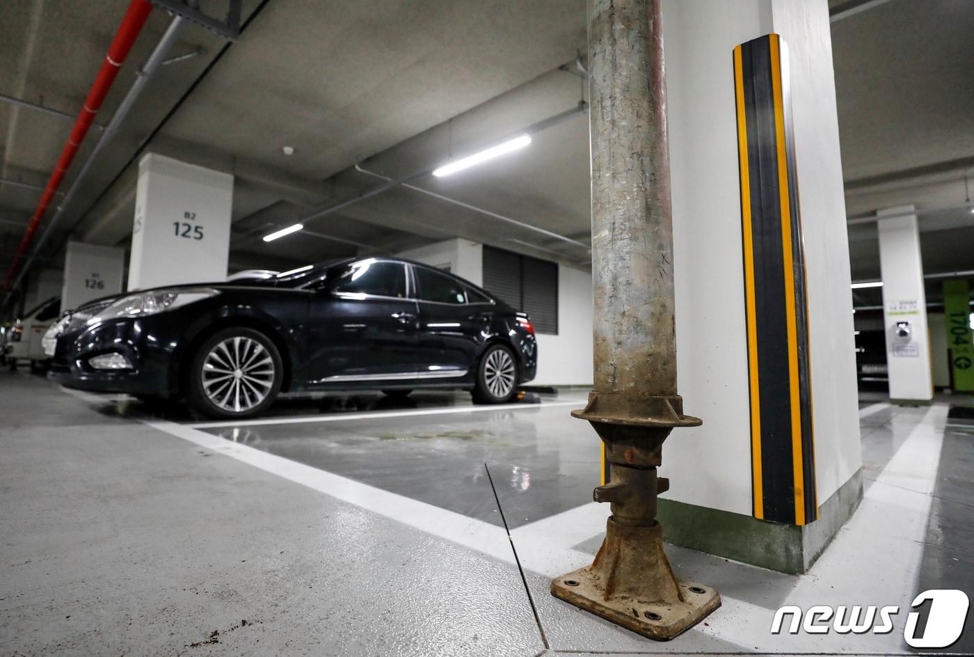 1일 경기 남양주시 별내동 한 아파트 지하주차장에 잭서포트(하중분산 지지대)가 설치돼 있다. 국토교통부는 지난 31일 한국토지주택공사(LH)가 발주한 무량판 구조 아파트 91개 단지 중 철근이 누락된 15개 아파트 단지를 공개했다. 국토교통부 조사 결과 이 아파트는 무량판 방식 기둥 302개 중 126개에서 철근이 누락된 것으로 드러났다. 2023.8.1/뉴스1 ⓒ News1 김도우 기자