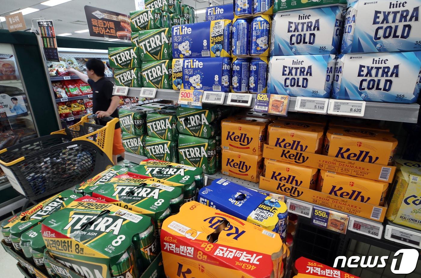 본문 이미지 - 1일 오전 서울 도심의 한 대형마트를 찾은 고객이 주류 매대를 지나고 있다.2023.8.1/뉴스1 ⓒ News1 박정호 기자