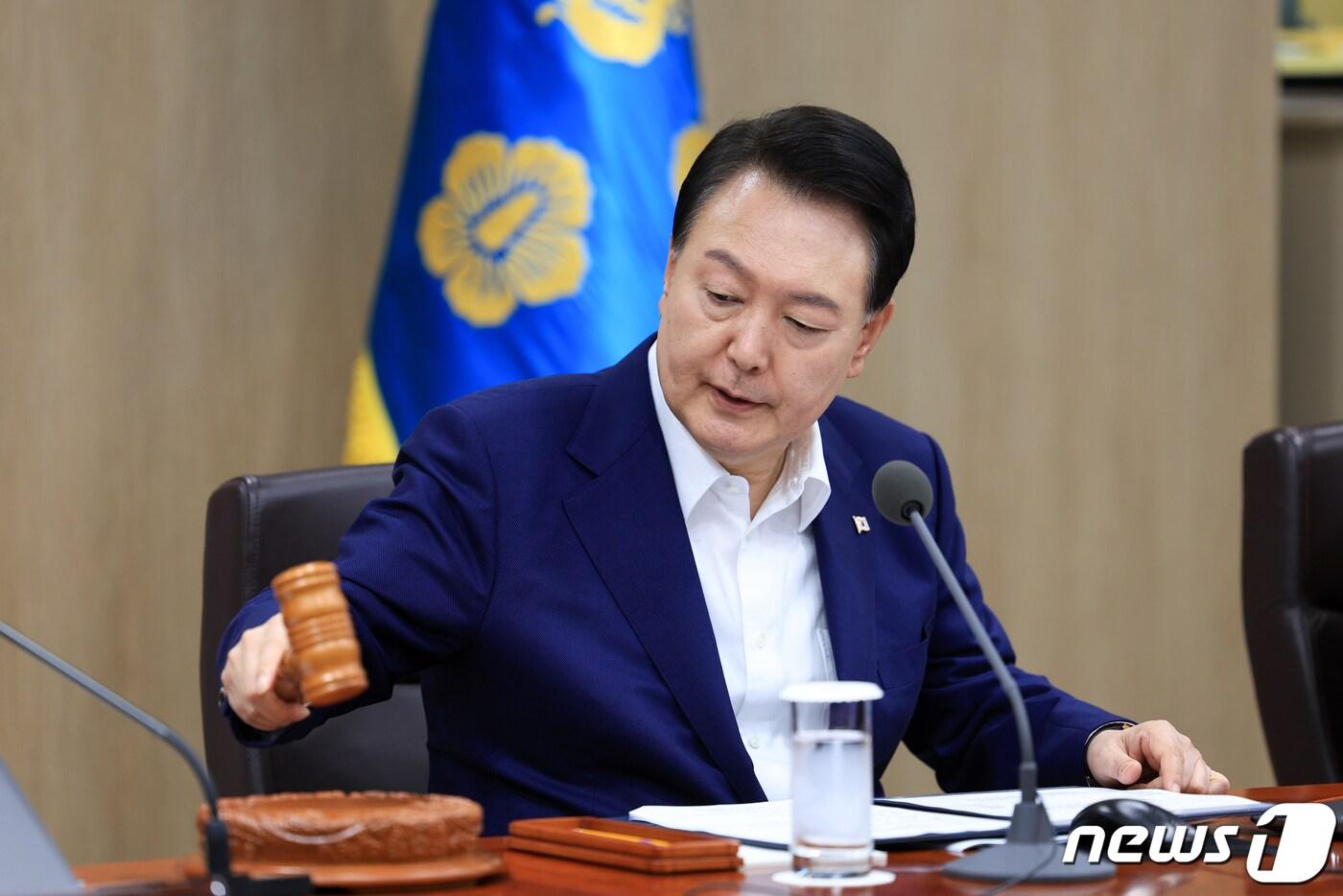 본문 이미지 - 윤석열 대통령이 1일 용산 대통령실 청사에서 열린 국무회의를 주재하며 의사봉을 두드리고 있다. (대통령실 제공) 2023.8.1/뉴스1 ⓒ News1 오대일 기자
