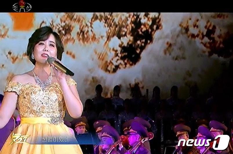 본문 이미지 - 북한 모란봉악단 소속인 공훈배우 김유경이 전승절 70주년 기념 경축 공연에서 노래를 부르고 있다.(조선중앙TV 갈무리)