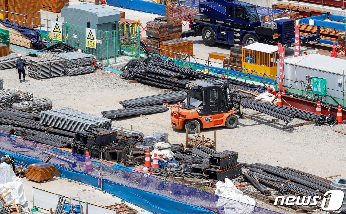 본문 이미지 - 경기 남양주 시내 한 신축 아파트 건설현장의 모습. (자료사진)뉴스1 ⓒ News1 김도우 기자