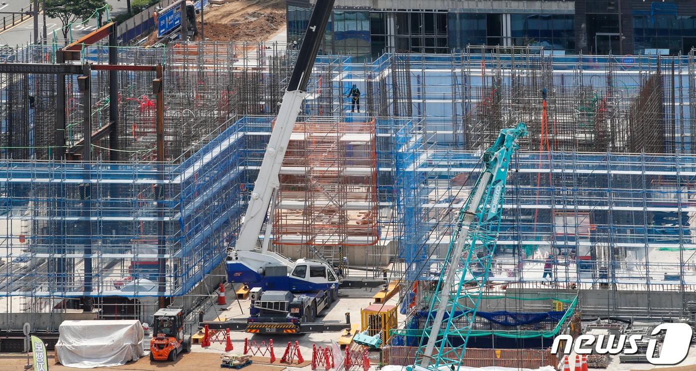 경기 남양주 시내 한 신축 아파트 건설현장의 모습. 2023.8.1/뉴스1 ⓒ News1 김도우 기자