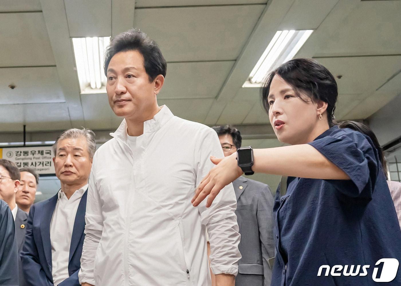 본문 이미지 - 오세훈 서울시장과 이수희 강동구청장. (서울 강동구청 제공) 