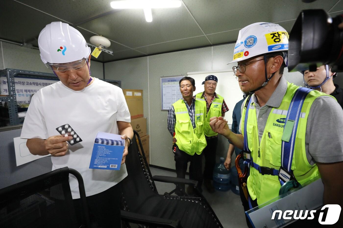 오세훈 서울시장이 1일 서울 양천구 월드컵대교 공사 현장을 찾아 여름철 폭염 대비를 위한 현장 점검을 하고 있다. 2023.8.1/뉴스1 ⓒ News1 김민지 기자