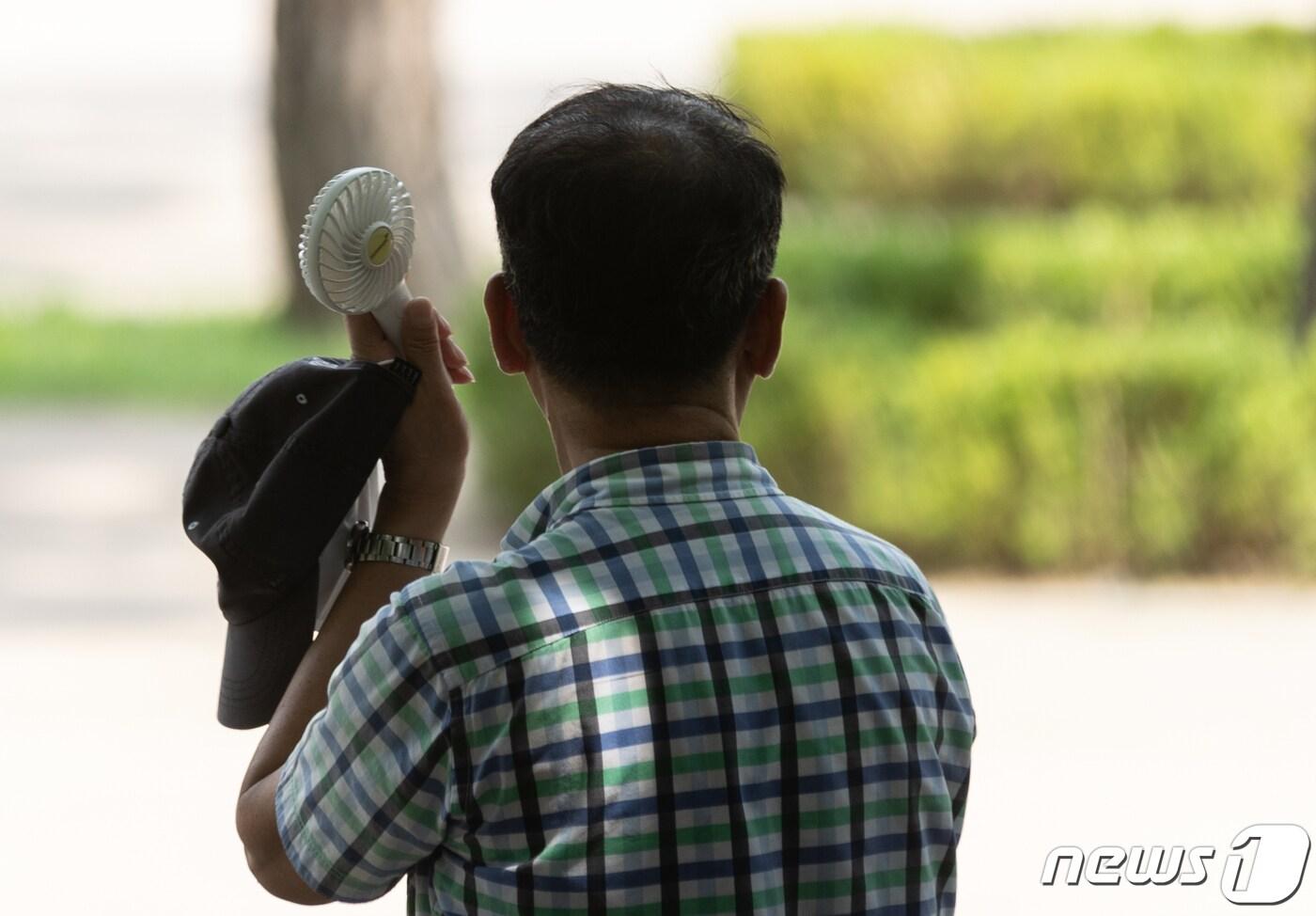 본문 이미지 - 폭염으로 인한 온열질환 환자가 증가하고 있는 1일 오후 서울 종로구 탑골공원에서 한 어르신이 간이용 선풍기로 더위를 식히고 있다. 온열질환은 폭염에 장시간 노출될 때 열로 발생하는 급성질환이다. 무더위에 장시간 노출 시 두통, 어지러움, 근육경련, 피로감, 의식 저하 등의 증상을 보인다. 2023.8.1/뉴스1 ⓒ News1 이재명 기자