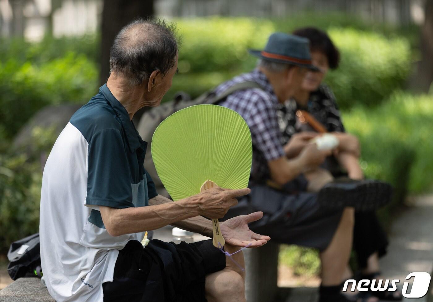 서울 종로구 탑골공원에서 한 어르신이 부채질을 하고 있다. 온열질환은 폭염에 장시간 노출될 때 열로 발생하는 급성질환이다. 무더위에 장시간 노출 시 두통, 어지러움, 근육경련, 피로감, 의식 저하 등의 증상을 보인다. 2023.8.1/뉴스1 ⓒ News1 이재명 기자