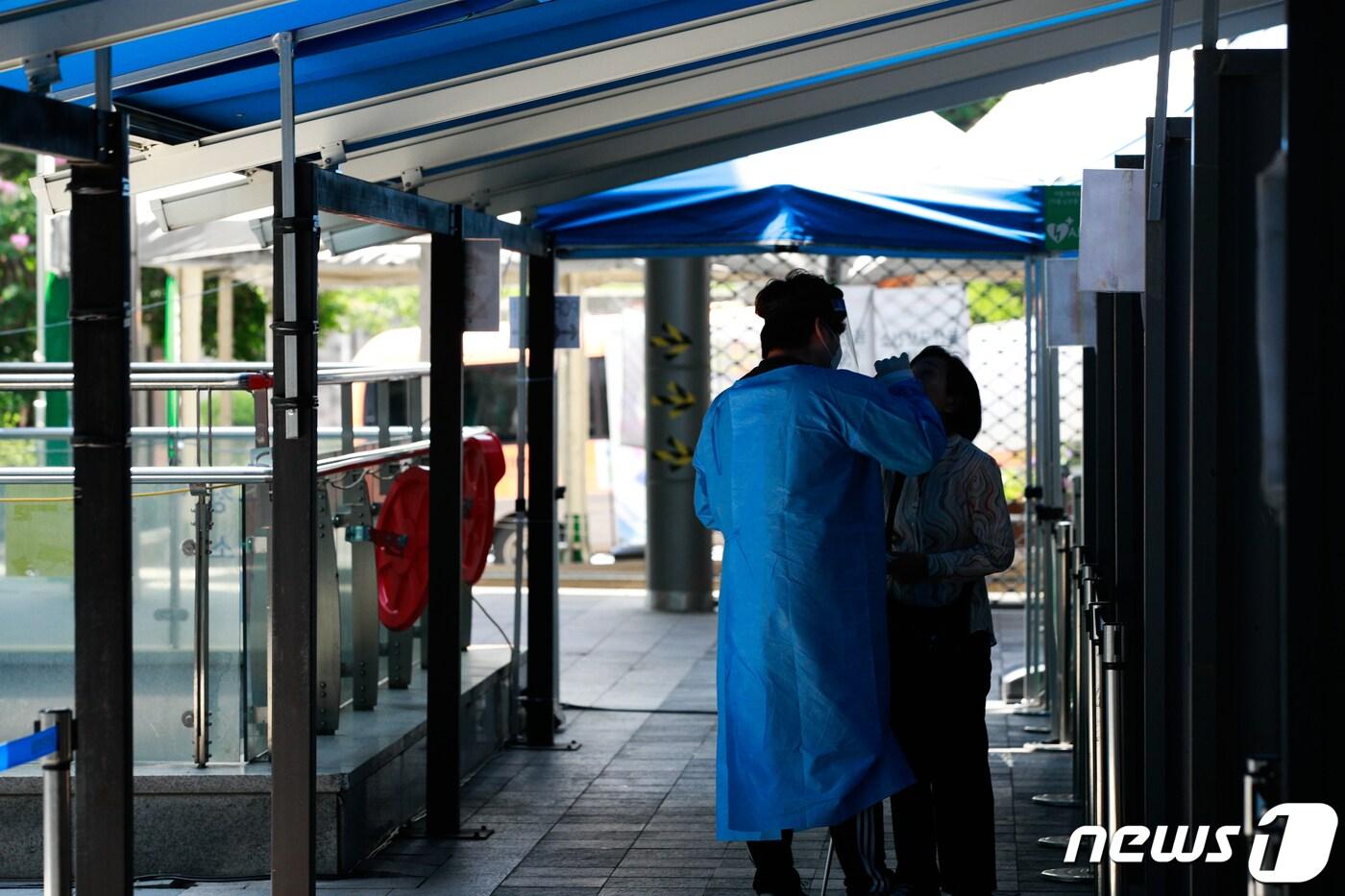  1일 서울 용산구 보건소에 마련된 선별진료소에서 의료진이 검체를 채취하고 있다. 2023.8.1/뉴스1 ⓒ News1 안은나 기자