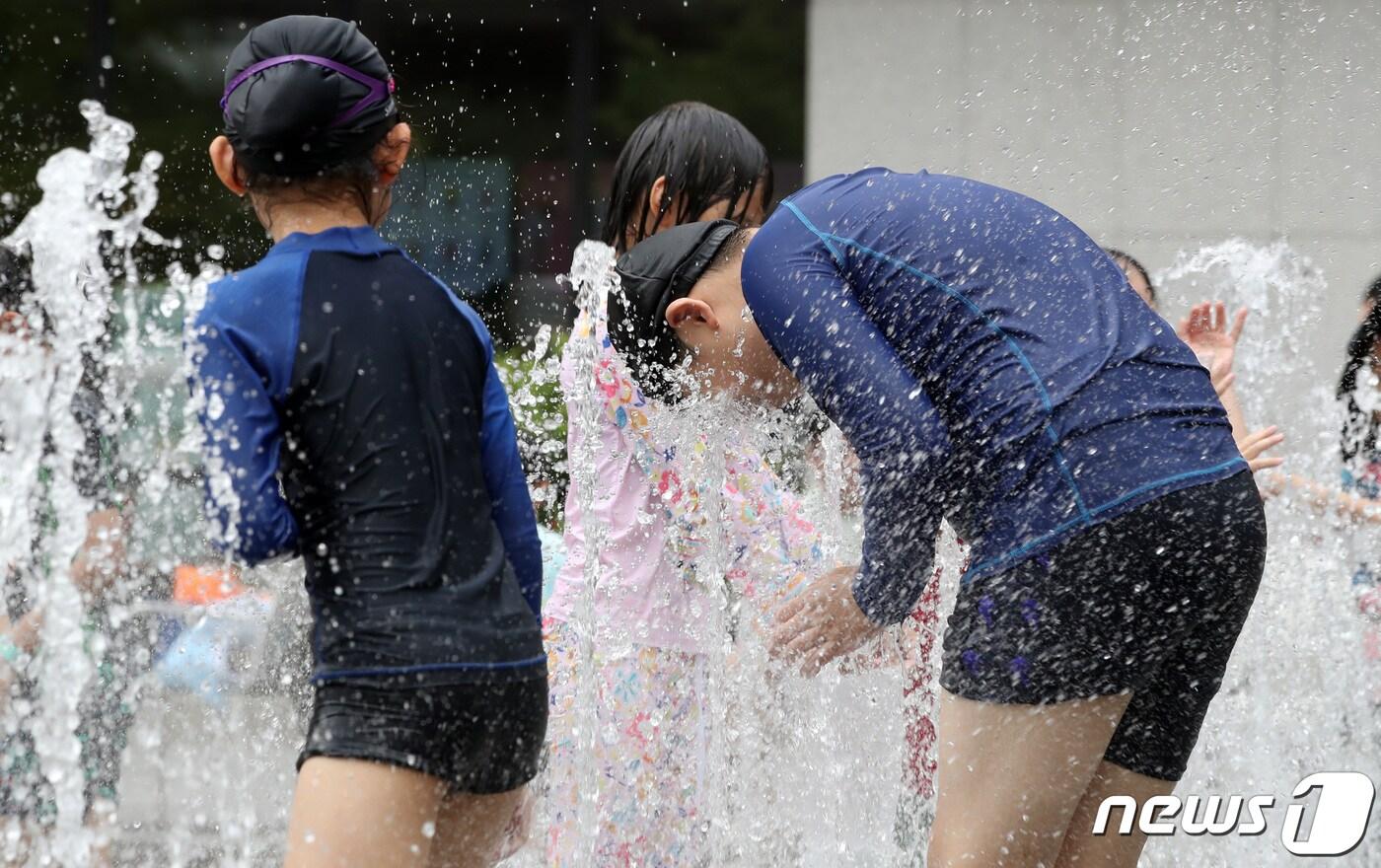 본문 이미지 - 전국 대부분이 폭염 경보가 발효된 1일 서울 종로구 광화문 광장에서 아이들이 물놀이를 즐기며 더위를 식히고 있다. 기상청은 이날 북태평양 고기압과 높은 습도의 영향으로 전국 대부분 지역에서 체감온도가 35도 내외를 기록할 것으로 예상했다. 2023.8.1/뉴스1 ⓒ News1 김성진 기자