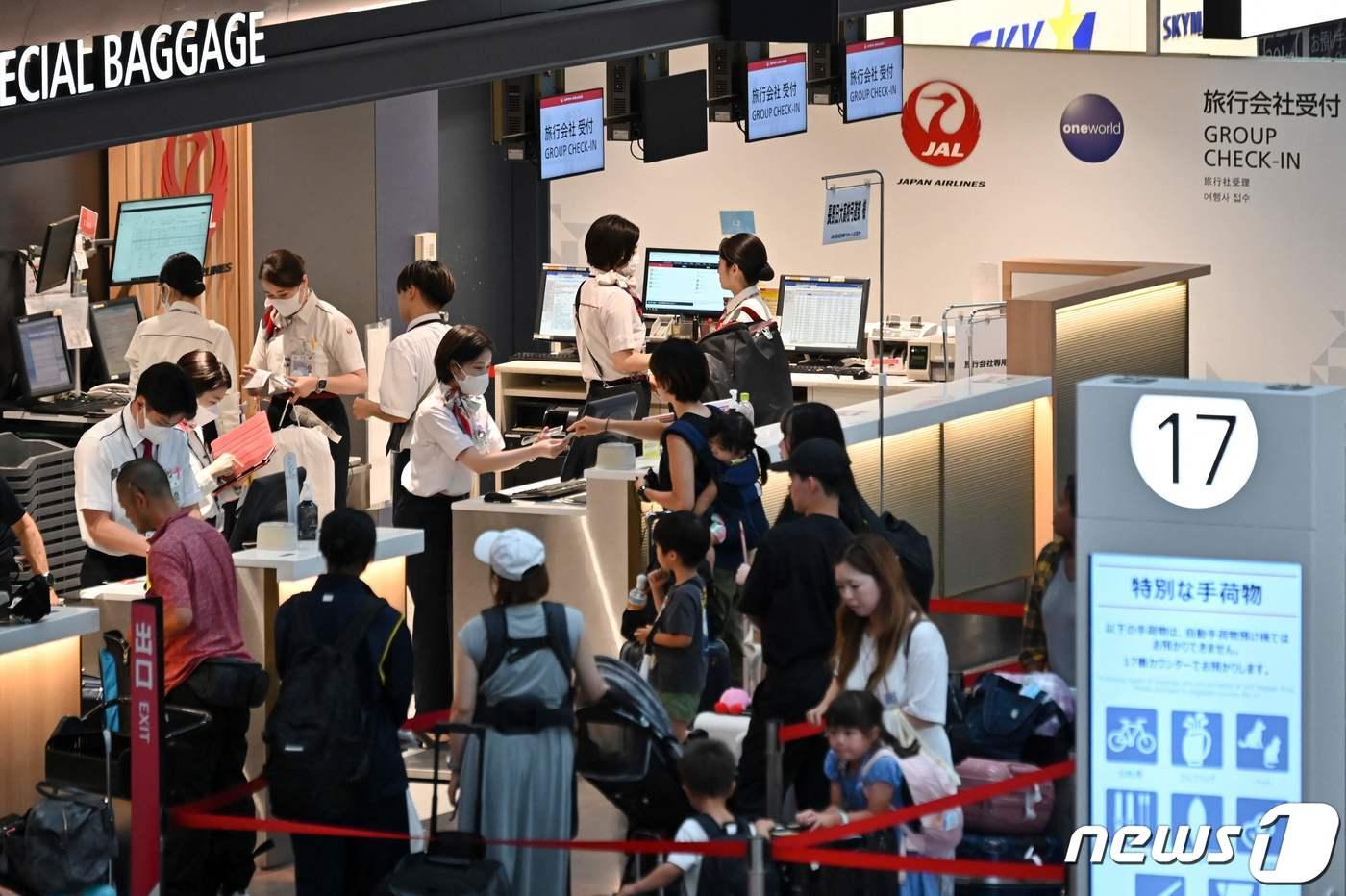 본문 이미지 - 8월1일 일본 도쿄 하네다 공항의 카운터에서 고객들이 체크인을 기다리고 있다. 2023.08.01/ ⓒ AFP=뉴스1 ⓒ News1 임윤지 기자