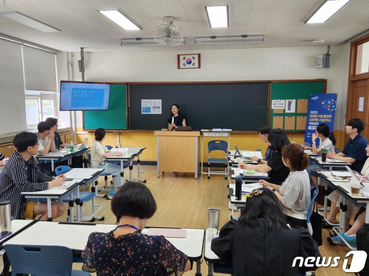 본문 이미지 - 경남교육청이 1일 창원 양덕중학교에서 미래형 수업 활성화 프로젝트 수업 직무 연수를 하고 있다.(경남교육청 제공) 