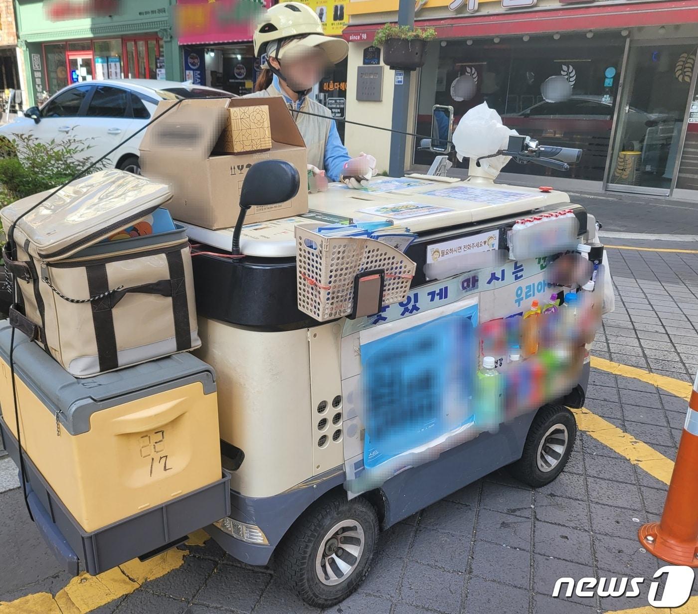 본문 이미지 - 부산지역 낮 최고기온이 33.2도를 웃도는 1일 한 이동노동자가 그늘에 자리를 잡고 일하고 있다.2023.8.1/뉴스1 ⓒ News1 조아서 기자  