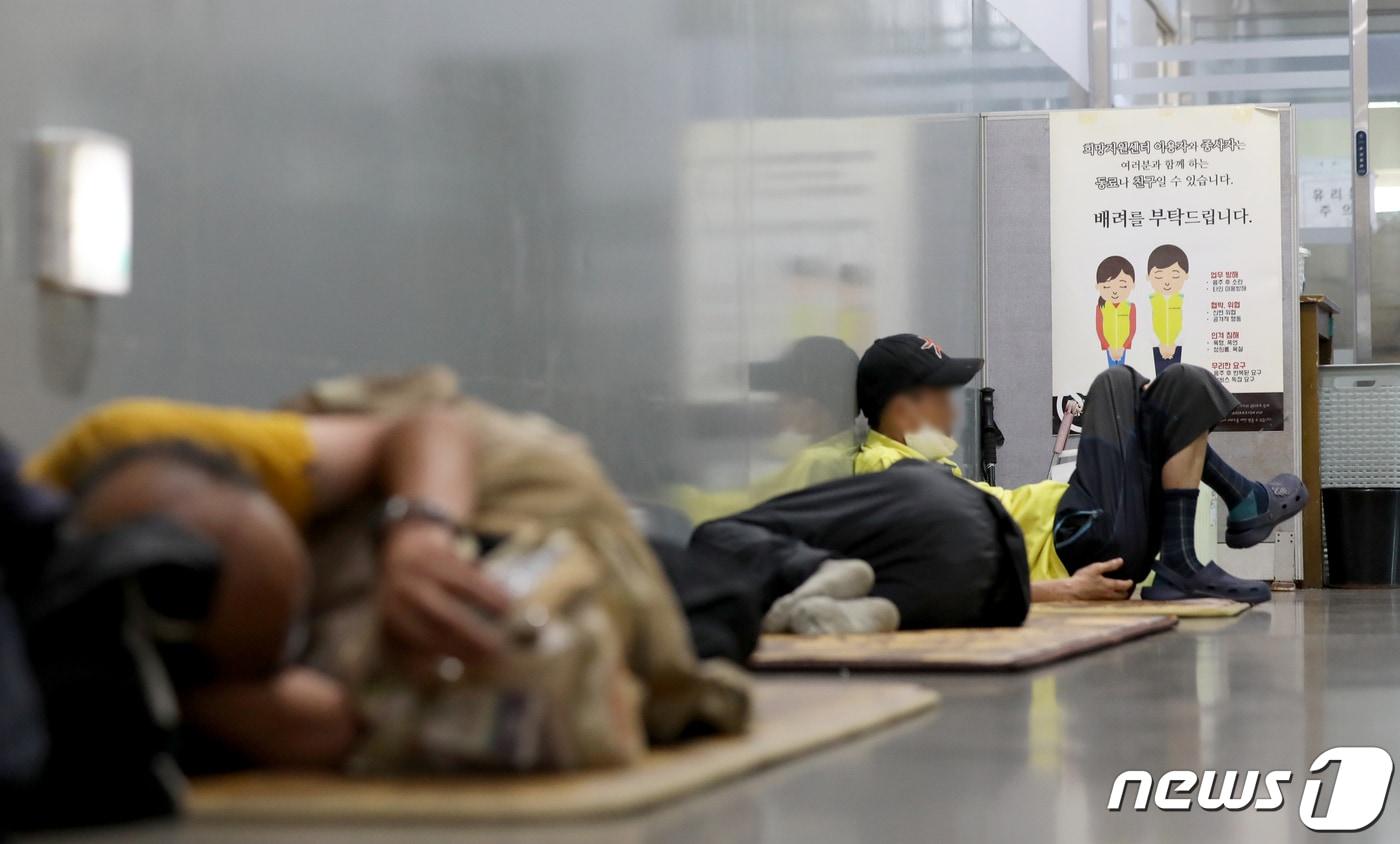 본문 이미지 - 전국 대부분 지역에 폭염특보가 내려진 1일 오후 서울 중구 서울역 희망지원센터에서 노숙인들이 더위를 피하고 있다. 2023.8.1/뉴스1 ⓒ News1 장수영 기자