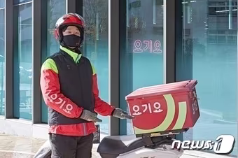 본문 이미지 - 요기요 라이더가 오토바이 앞에 서 있다. (요기요 제공)