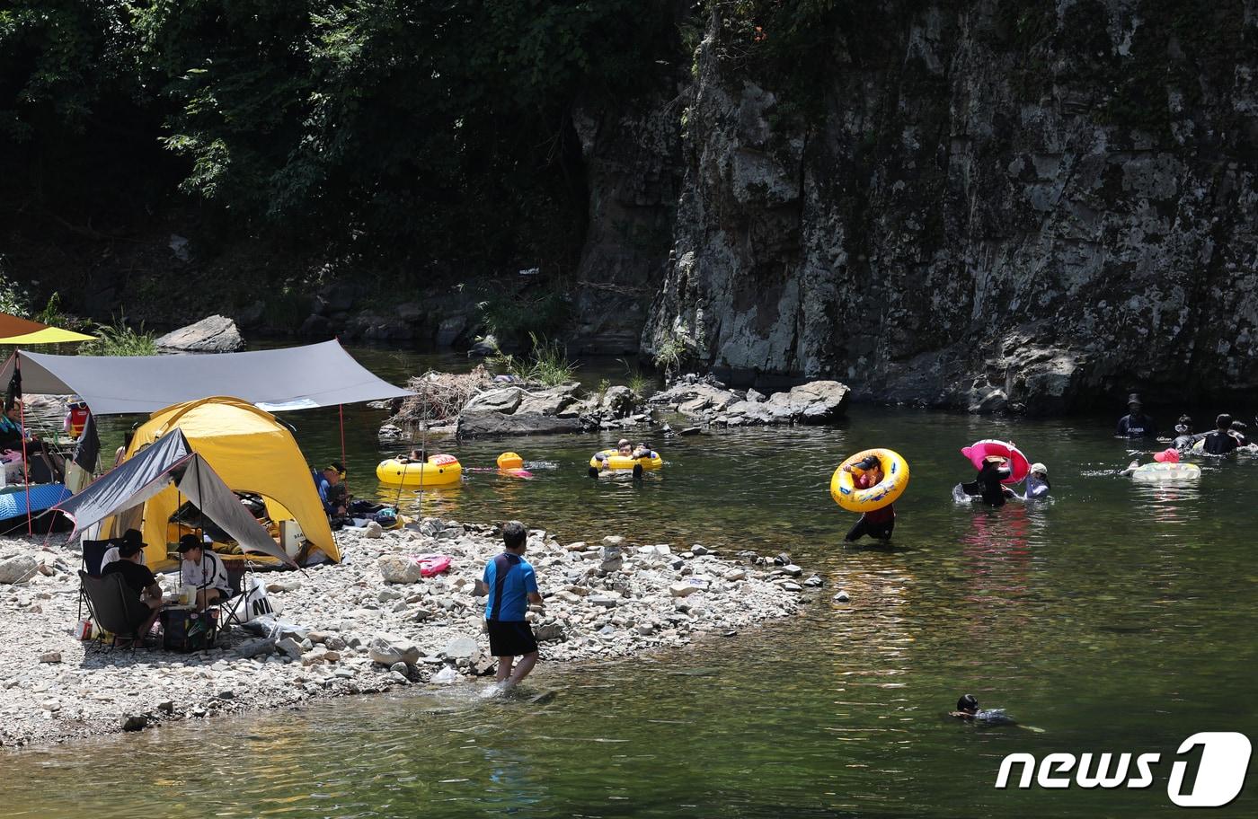 본문 이미지 - 경북 포항시 북구 죽장면의 한 계곡에서 시민들이 물놀이를 즐기고 있다.(뉴스1 자료, 재판매 및 DB금지) ⓒ 뉴스1 최창호 기자