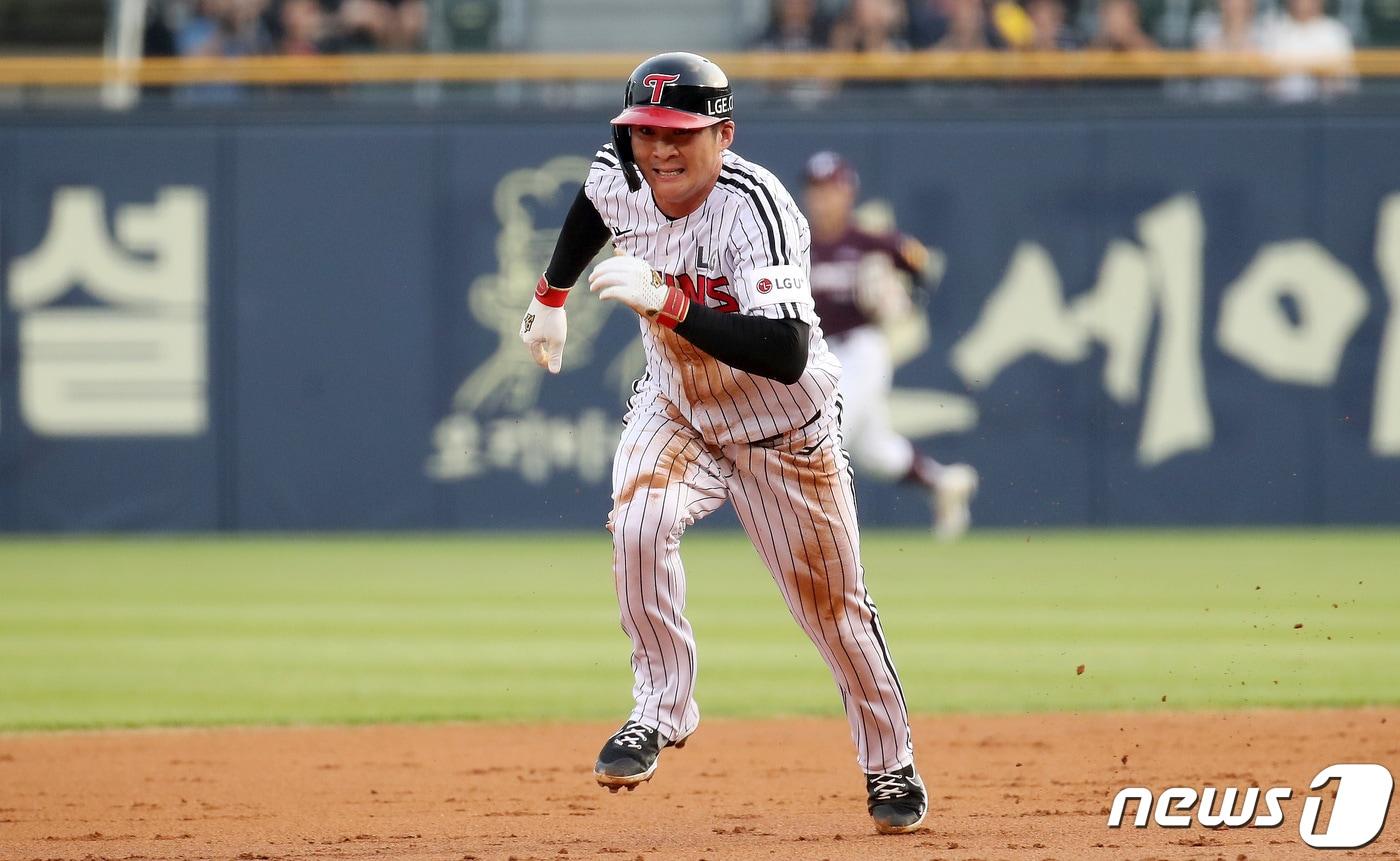 본문 이미지 - 1일 오후 서울 송파구 잠실야구장에서 열린 프로야구 '2023 신한은행 SOL KBO리그' LG 트윈스와 키움 히어로즈의 경기, 1회말 1사 1루 LG 이재원 타석 때 1루에 있던 오지환이 2루 도루 성공. 키움 포수 이지영의 악송구에 더해 3루 진루에 성공하고 있다. 2023.8.1/뉴스1 ⓒ News1 이동해 기자