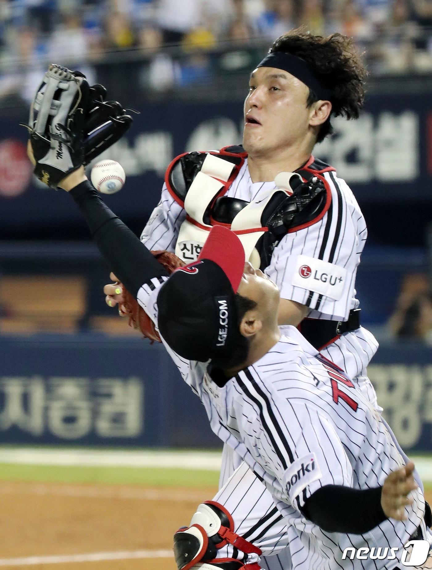 본문 이미지 - 1일 오후 서울 송파구 잠실야구장에서 열린 프로야구 '2023 신한은행 SOL KBO리그' LG 트윈스와 키움 히어로즈의 경기, 8회초 2사 만루 키움 대타 이형종의 내야뜬공 때 LG 포수 박동원과 3루수 문보경이 포구하기 위해 손을 뻗고 있다. 뜬볼 타구는 바운드되지 않고 문보경의 손에 잡혀 무실점으로 이닝 종료됐다. 2023.8.1/뉴스1 ⓒ News1 이동해 기자
