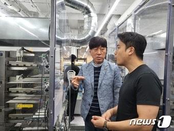 본문 이미지 - 김용문 창업진흥원장이 웨이브라이프스타일테크 로봇키친 구동장면을 보고있다. (창진원 제공)