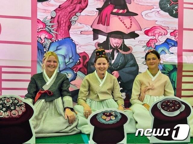 본문 이미지 - 한복문화체험관에 방문한 스카우트 대원들