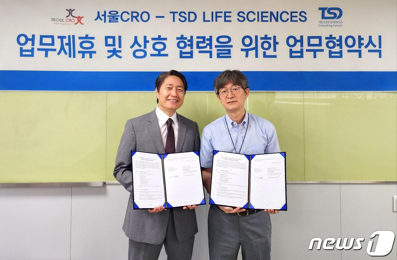 본문 이미지 - 이대희 서울CRO 대표(왼쪽)와 방근수 티에스디 라이프사이언스 최고운영책임자./서울CRO 제공