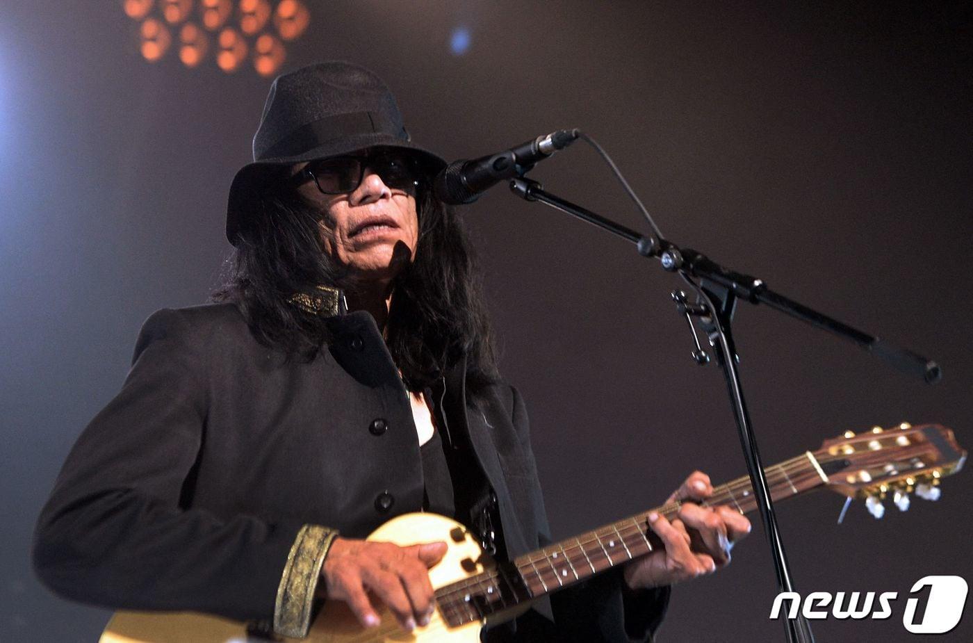 '서칭 포 슈가맨' 다큐멘터리 영화로 유명한 식스토 로드리게스(Sixto Rodriguez)가 지난 2013년 6월4일(현지시간) 파리에서 열린 콘서트에서 공연을 하고 있다.  9일 그의 공식웹사이트는 성명을 통해 로드리게스가 향년 81세로 사망했다고 밝혔다. 2023.08.09/뉴스1 ⓒ AFP=뉴스1 ⓒ News1 김민수 기자