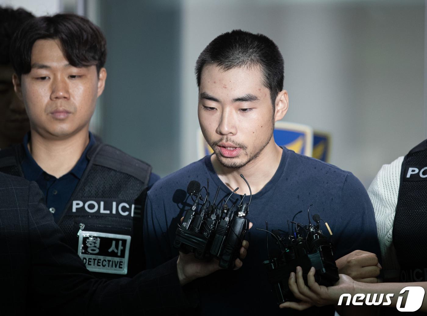 본문 이미지 - 14명의 사상자를 낸 '서현역 흉기난동' 사건의 피의자 최원종이 지난해 8월10일 오전 검찰로 송치되기 위해 경기도 성남시 수정경찰서에서 호송차로 향하고 있다. 2023.8.10/뉴스1 ⓒ News1 이재명 기자